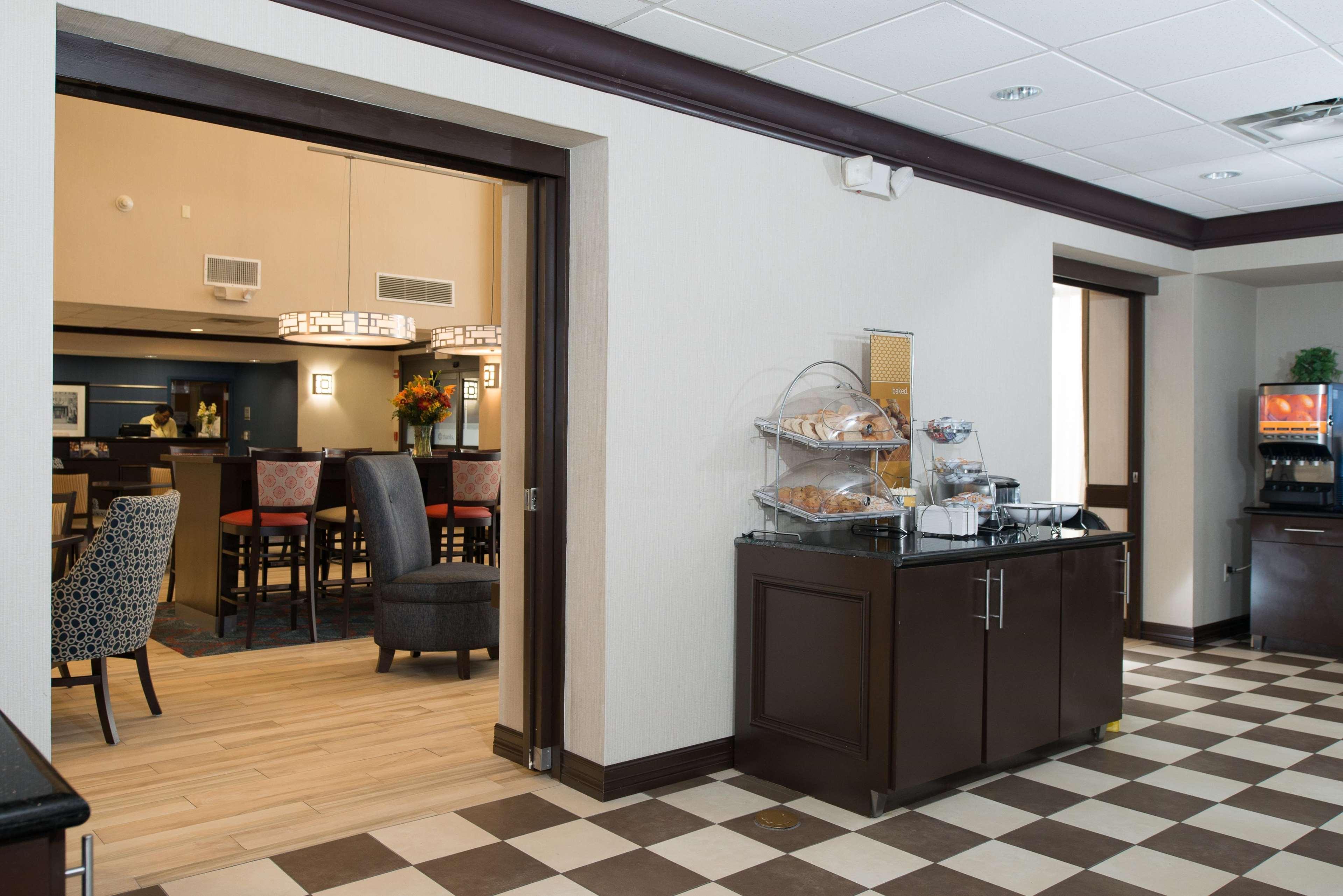 Hampton Inn Victoria Exterior photo