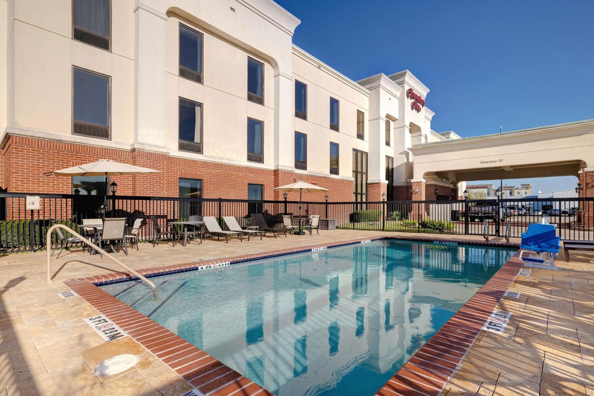 Hampton Inn Victoria Exterior photo